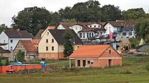 In Kottendorf ist das Gemeinschaftshaus (im Vordergrund) neu entstanden. Die Bauarbeiten auf der Staatsstraße zwischen Kottendorf und der Hasenmühle sind in vollem Gange.