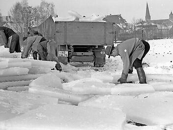 Das Eismachen war eine schwere, körperliche Arbeit im Winter. Das Bild entstand 1959 am Münnerstädter Gaisersee. Fotos: Stadtarchiv/Gerhard Fuhrmann