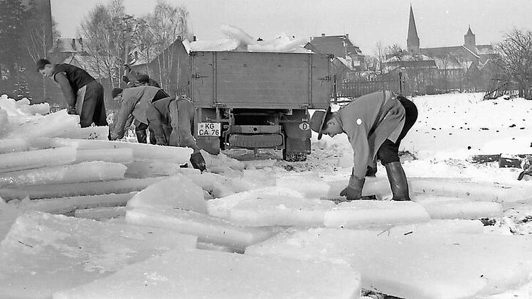 Das Eismachen war eine schwere, körperliche Arbeit im Winter. Das Bild entstand 1959 am Münnerstädter Gaisersee. Fotos: Stadtarchiv/Gerhard Fuhrmann