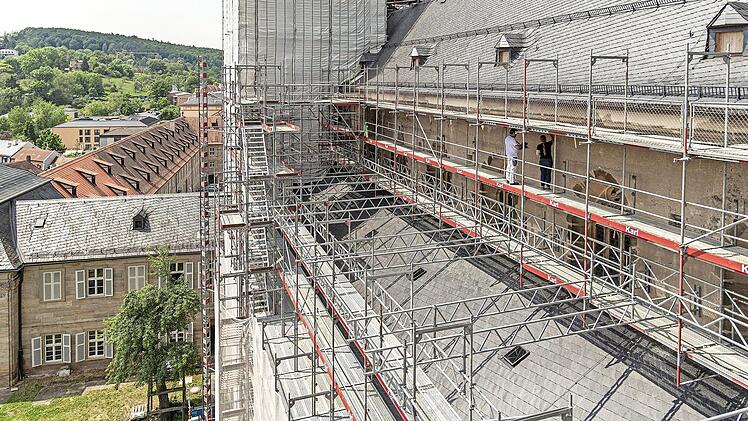 Putz und Fassung an der S&uuml;dfassade des Langhauses wurden eingehend untersucht.