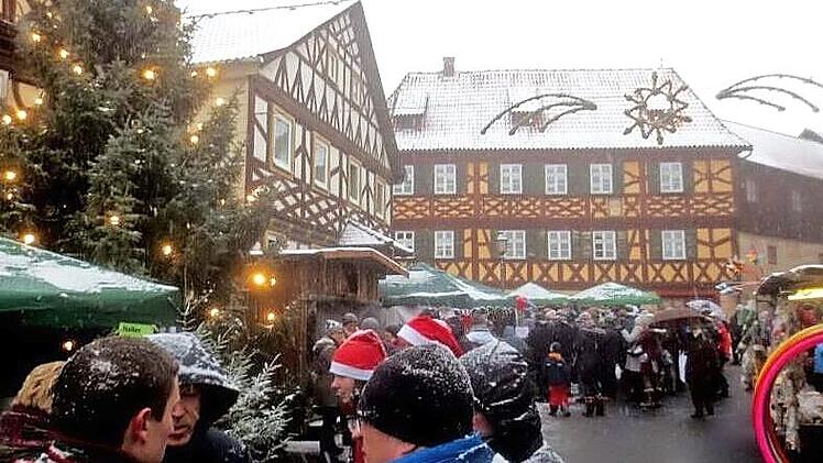 Für das kommende Wochenende ist Schnee vorhergesagt. Vielleicht wird der Schwürbitzer Weihnachtsmarkt also genauso idyllisch wie im Jahr 2019.