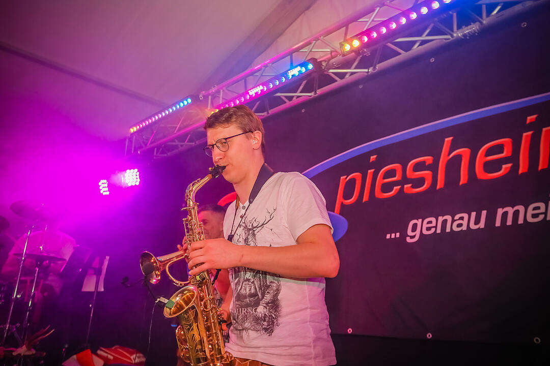 Samstagsparty im Festzelt!