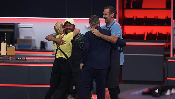Jeanette Biedermann, Simon Pearce und Elmar Paulke (von links nach rechts) feiern den ersten Sieg f&uuml;r Team Raue.