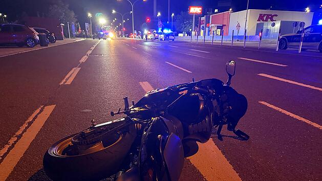 Motorradfahrer stirbt nach Kollision mit Laternenmast in Hof