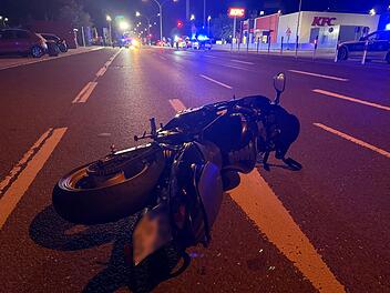 Motorradfahrer stirbt nach Kollision mit Laternenmast in Hof