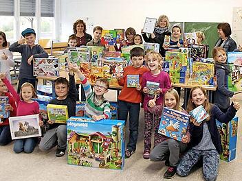 Die Freude an der Adelsdorfer Schule war angesichts der vielen neuen Spiele groß. Foto: Johanna Blum