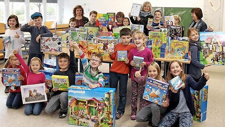 Die Freude an der Adelsdorfer Schule war angesichts der vielen neuen Spiele groß. Foto: Johanna Blum
