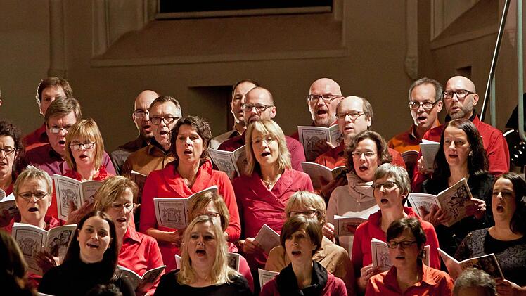 Gemeinsam mit der peruanischen Instrumentalgruppe "Indoamerika Perumanta" führte der Chor "Unerhört" Musik von Ariel Ramirez in der Coburger Heilig-Kreuz-Kirche auf.Foto: Jochen Berger