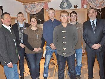 Erfolgreiche junge Landwirte zeichnete der VLF-Kreisverband Kronach aus. Im Bild von links Reiner Wittmann (Vorsitzender), Thomas Luger (Geschäftsführer Confiserie Lauenstein), Charline Schmidt, Clemens Thomanek, Johannes Nickel, Michael Haderlein (Landwirtschaftsmeister und Träger des Bayerischen Meisterpreises) und Guido Winter (Geschäftsführer)  Foto: K.- H. Hofmann