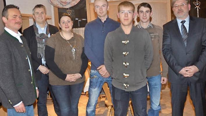 Erfolgreiche junge Landwirte zeichnete der VLF-Kreisverband Kronach aus. Im Bild von links Reiner Wittmann (Vorsitzender), Thomas Luger (Geschäftsführer Confiserie Lauenstein), Charline Schmidt, Clemens Thomanek, Johannes Nickel, Michael Haderlein (Landwirtschaftsmeister und Träger des Bayerischen Meisterpreises) und Guido Winter (Geschäftsführer)  Foto: K.- H. Hofmann