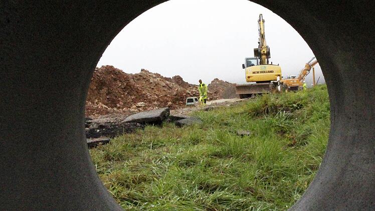 Noch bestimmen Erdwälle und Baumaschinen das Bild in Buckenreuth. Foto: Josef Hofbauer