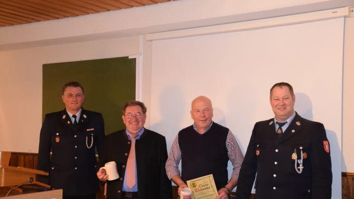Ehrung für 50 Jahre Mitgliedschaft: Kommandant  Harald Schüssler (von links), Karl Schneider, Leonhard Kleinhenz, zweiter Kommandant und Vereinsvorsitzender Rainer Förg. Foto: Horst Conze