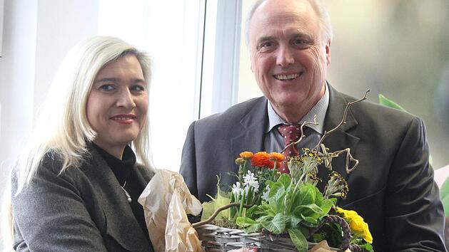 Der Vorstandsvorsitzende der AOK Bayern, Helmut Platzer,  begr&uuml;&szlig;te  Staatsministerin Melanie Huml mit Blumen.Foto: Sonny Adam