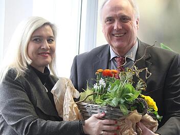 Der Vorstandsvorsitzende der AOK Bayern, Helmut Platzer,  begrüßte  Staatsministerin Melanie Huml mit Blumen.Foto: Sonny Adam