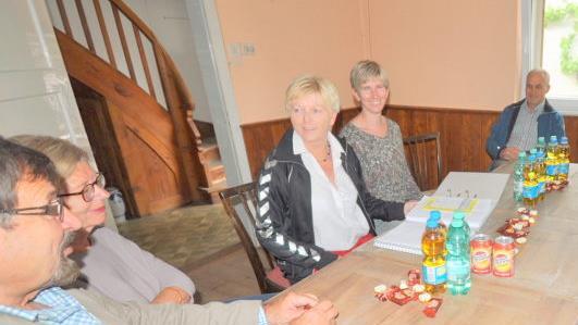 Der Wohnraum des M&uuml;ller-Hauses bei einer Besprechung des Freundeskreises. In der Bildmitte sind Birgitt Waldner und ihre Tochter Julia Waldner zu sehen  . Foto: Arthur Stollberger