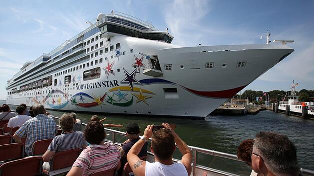 Die "Norwegian Star" geh&ouml;rt zu einer US-amerikanischen Reederei mit Sitz in Miami. Foto: Bernd W&uuml;stneck/dpa-Zentralbild/dpa