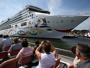 Die "Norwegian Star" gehört zu einer US-amerikanischen Reederei mit Sitz in Miami. Foto: Bernd Wüstneck/dpa-Zentralbild/dpa