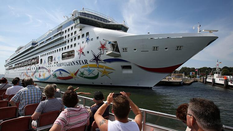 Die "Norwegian Star" gehört zu einer US-amerikanischen Reederei mit Sitz in Miami. Foto: Bernd Wüstneck/dpa-Zentralbild/dpa