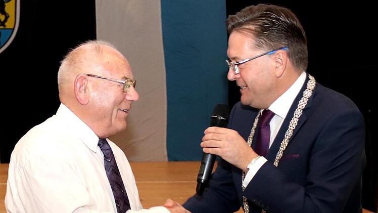 Den "Turbo-Opa" Werner Herrmann zeichnete Karsten Fischkal für seine sportlichen Leistungen im Kegeln aus.