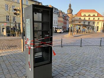 Der offene Bücherschrank am Theaterplatz in Coburg war Ziel von bislang unbekannten Vandalen.Foto: Oliver Schmidt