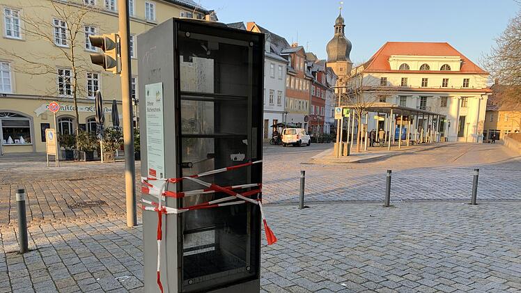 Der offene Bücherschrank am Theaterplatz in Coburg war Ziel von bislang unbekannten Vandalen.Foto: Oliver Schmidt