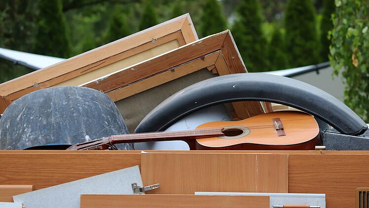 Bayreuth: Sperrmüll in Tiroler Straße sorgt für Unmut - Stadtbauhof mit Erklärung und Hinweis