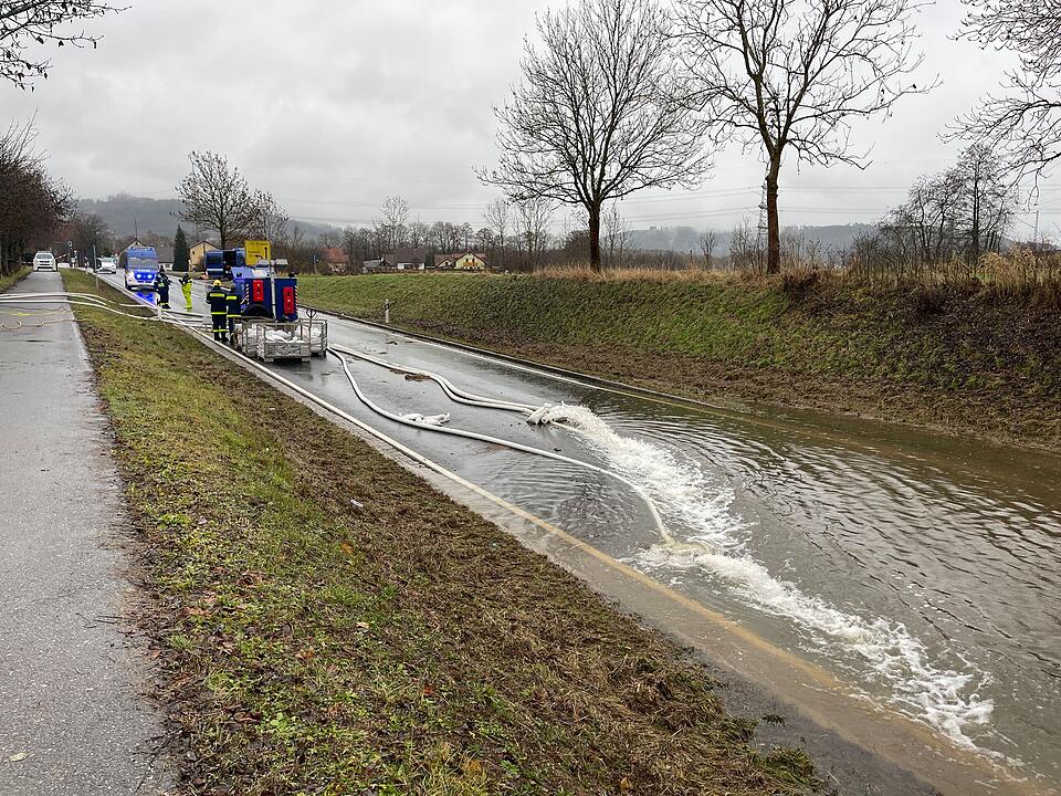 Gebrochener Bahndamm: Wasser überflutet Bundesstraße