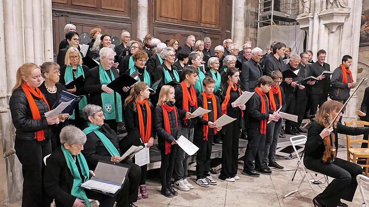 Das Bild zeigt die Kantorei, den Jugendchor und den Chor &bdquo;Chorus semper viret&ldquo; beim gemeinsamen Konzert in der Collegiale von Vernon.