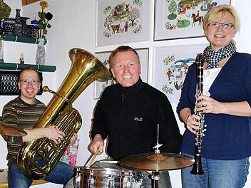 Schon bald könnten sie zusammen musizieren: Alexander Schrott hat sich für die geplante Erwachsenen-Bläserklasse bereits die Tuba geschnappt, Christian Schrott gibt als Schlagzeuger bei den Döllautalern bereits den Beat an - und seine Lebensgefährtin Uta Liebig kann sich vorstellen, genug Übungsmotivation beim Erlernen der Klarinette aufzubringen. Foto: Stephanie Elm