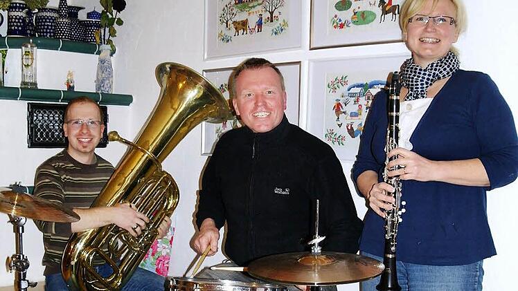 Schon bald könnten sie zusammen musizieren: Alexander Schrott hat sich für die geplante Erwachsenen-Bläserklasse bereits die Tuba geschnappt, Christian Schrott gibt als Schlagzeuger bei den Döllautalern bereits den Beat an - und seine Lebensgefährtin Uta Liebig kann sich vorstellen, genug Übungsmotivation beim Erlernen der Klarinette aufzubringen. Foto: Stephanie Elm