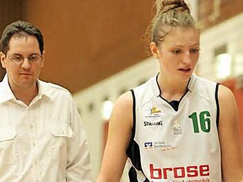 Trainer Steffen Dauer und Nationalspielerin Alina Hartmann hoffen, mit einer Verst&auml;rkung den Verbleib in der Basketball-Bundesliga noch zu schaffen. Foto: sportpress