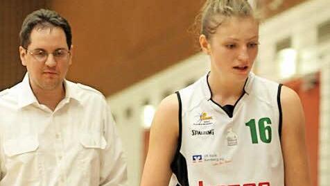 Trainer Steffen Dauer und Nationalspielerin Alina Hartmann hoffen, mit einer Verst&auml;rkung den Verbleib in der Basketball-Bundesliga noch zu schaffen. Foto: sportpress