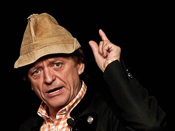 Unter dem löchrig gewordenen Cord-Hütli nistet ein kritischer Geist: Frank-Markus Barwasser als Erwin Pelzig in Coburg.Foto: Jochen Berger