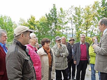 Die Verbandsräte besichtigten die Müllumladestation in Seubelsdorf. Werkleiter Peter Baj erläuterte die Anlage. Fotos: Andreas Welz