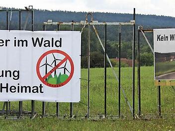Die Proteste gegen m&ouml;gliche Windkraftanlagen am Tonberg waren weithin sichtbar, hier bei Eichelberg. Foto: Ralf Kestel