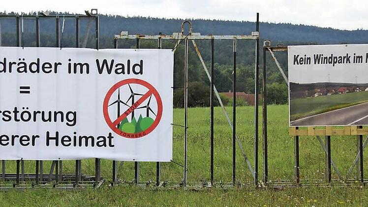 Die Proteste gegen m&ouml;gliche Windkraftanlagen am Tonberg waren weithin sichtbar, hier bei Eichelberg. Foto: Ralf Kestel