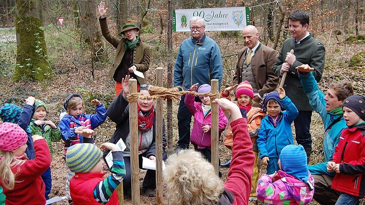 Nach der Pflanzung sangen die Kinder dem Baum ein Lied - mit dabei (von links) die stellvertretende Jägervereinsvorsitzende Melanie Polland, Forstbetriebsleiter Wolfram Zeller, Jägervereinsvorsitzender Helmut Fischer sowie Landtagsabgeordneter und Vereinsmitglied Sandro Kirchner Foto: Sigismund von Dobschütz
