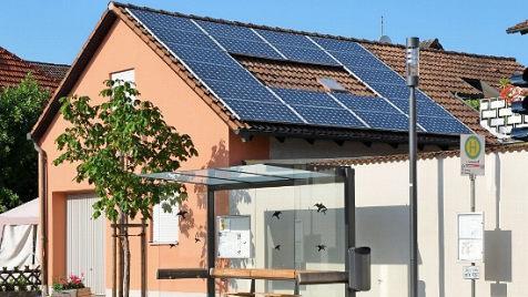 Die barrierefreie Haltestelle in der Litzendorfer Ortsmitte mit Hochbord und taktilen Hilfen. Ein wichtiger Beitrag zur barrierefreien Gemeinde.