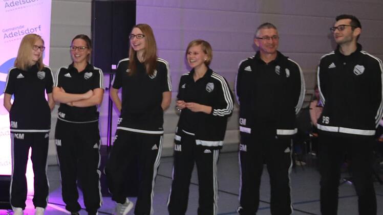 Ein Teil der Damenmannschaft mit Trainer und Betreuer (rechts)