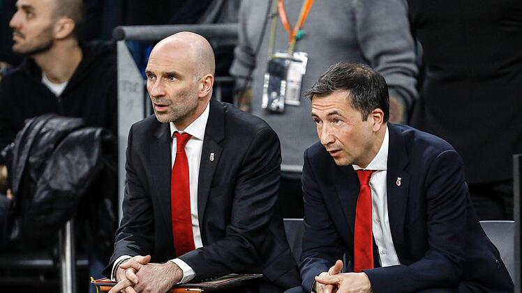 Luca Banchi (rechts) und Ilias Kantzouris nehmen am Dienstagabend in der Brose-Arena auf der Gästebank Platz. Vor allem für den griechischen Assistenztrainer sicher ein besonders Spiel, war er doch über vier Jahre in Bamberg unter Cheftrainer Andrea Trinchieri und einige Monate unter Banchi für das Brose-Team tätig. Daniel Löb