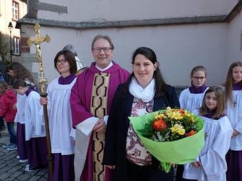 Pfarrer Thomas Eschenbacher verabschiedete Pastoralreferentin Lisa Hippe.  Foto: Gerd Schaar