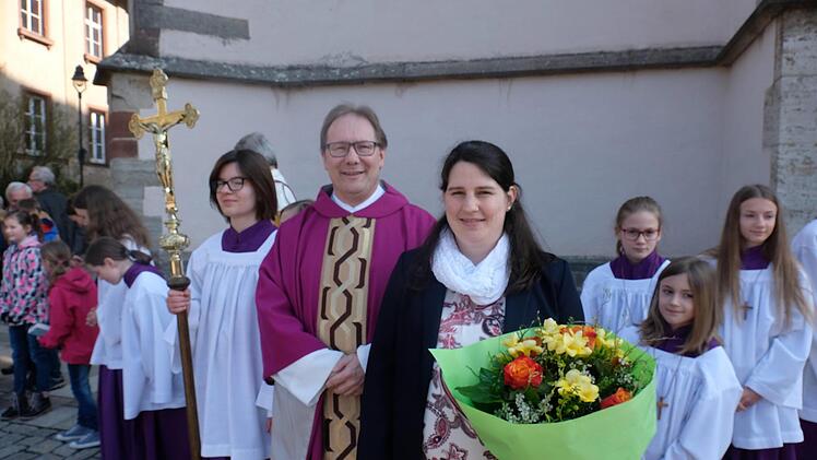 Pfarrer Thomas Eschenbacher verabschiedete Pastoralreferentin Lisa Hippe.  Foto: Gerd Schaar