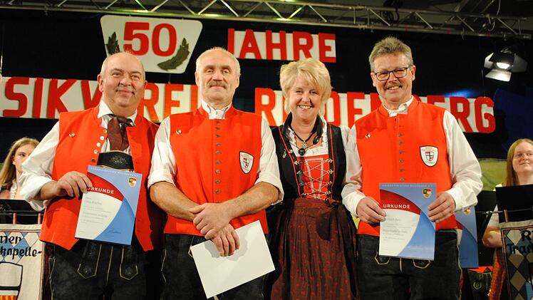 Seit 50 Jahren spielen (von links) Otto Fischer, Norbert Hergenröder, Evelyn Schneider und Herbert Belz aktiv Musik im Musikverein Riedenberg. Foto: Markus Dorn
