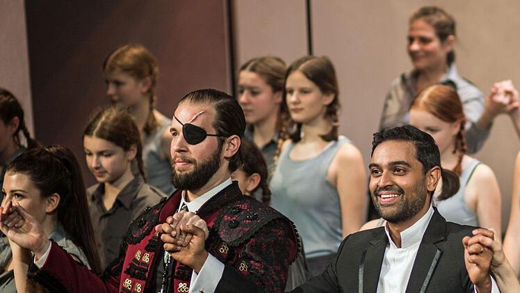 Viel Applaus gab es am Landestheater Coburg für die Aufführung von Bizets Oper "Carmen" unter Leitung von Harish Shankar. Shankar ist einer von drei Aspiranten für die Nachfolge von Generalmusikdirektor Roland Kluttig.Foto: Jochen Berger
