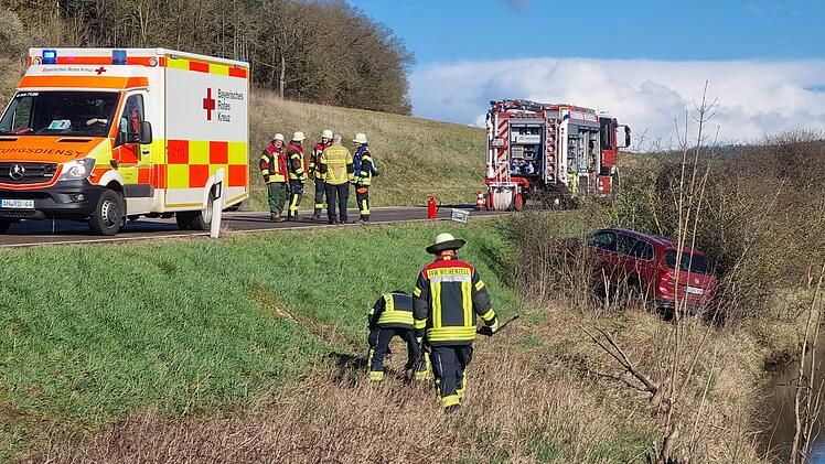 Auto landet nach Unfall in Weihenzell in B&ouml;schung