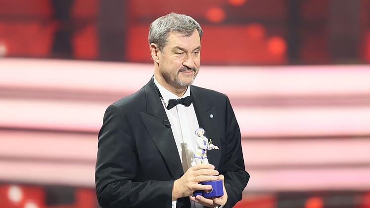 Markus S&ouml;der &uuml;berreicht im Prinzregententheater selbst einen "Pierrot".