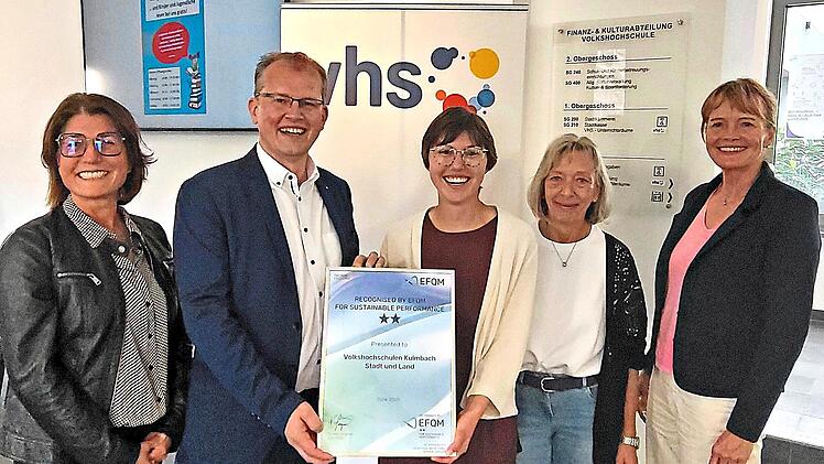 Die VHS Kulmbach freut sich &uuml;ber das Qualit&auml;tssiegel f&uuml;r nachhaltige Leistung. V.l.: VHS-Verwaltungsr&auml;tin Heike Vogel, Oberb&uuml;rgermeister Ralf Harnack, VHS-Leiterin Maria Schabdach und Kollegin Birgit Ochs sowie Beraterin Heike M&uuml;hlbauer. Stadt Kul...