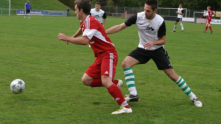 Der Eberner Jonas Heidenreich (links)  zieht an seinem  Dörfleinser  Gegenspieler Daniel Körber  vorbei.