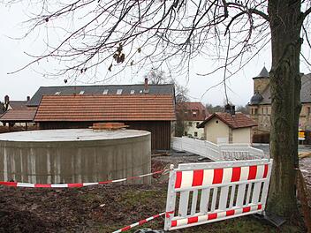 Stein des Anstoßes: der neue Wernsteiner Löschwasserbehälter, der - nach dem Beschluss des Gemeinderats - eigentlich im Boden hätte versenkt werden sollen, jetzt aber in unmittelbarer Nähe zum Schloss (rechts) und dem vor kurzem wieder in Betrieb genommenen Backhaus (Mitte) das Ortsbild stört. Foto: Stephan Tiroch