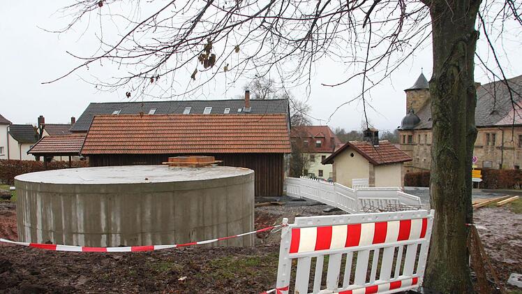 Stein des Anstoßes: der neue Wernsteiner Löschwasserbehälter, der - nach dem Beschluss des Gemeinderats - eigentlich im Boden hätte versenkt werden sollen, jetzt aber in unmittelbarer Nähe zum Schloss (rechts) und dem vor kurzem wieder in Betrieb genommenen Backhaus (Mitte) das Ortsbild stört. Foto: Stephan Tiroch